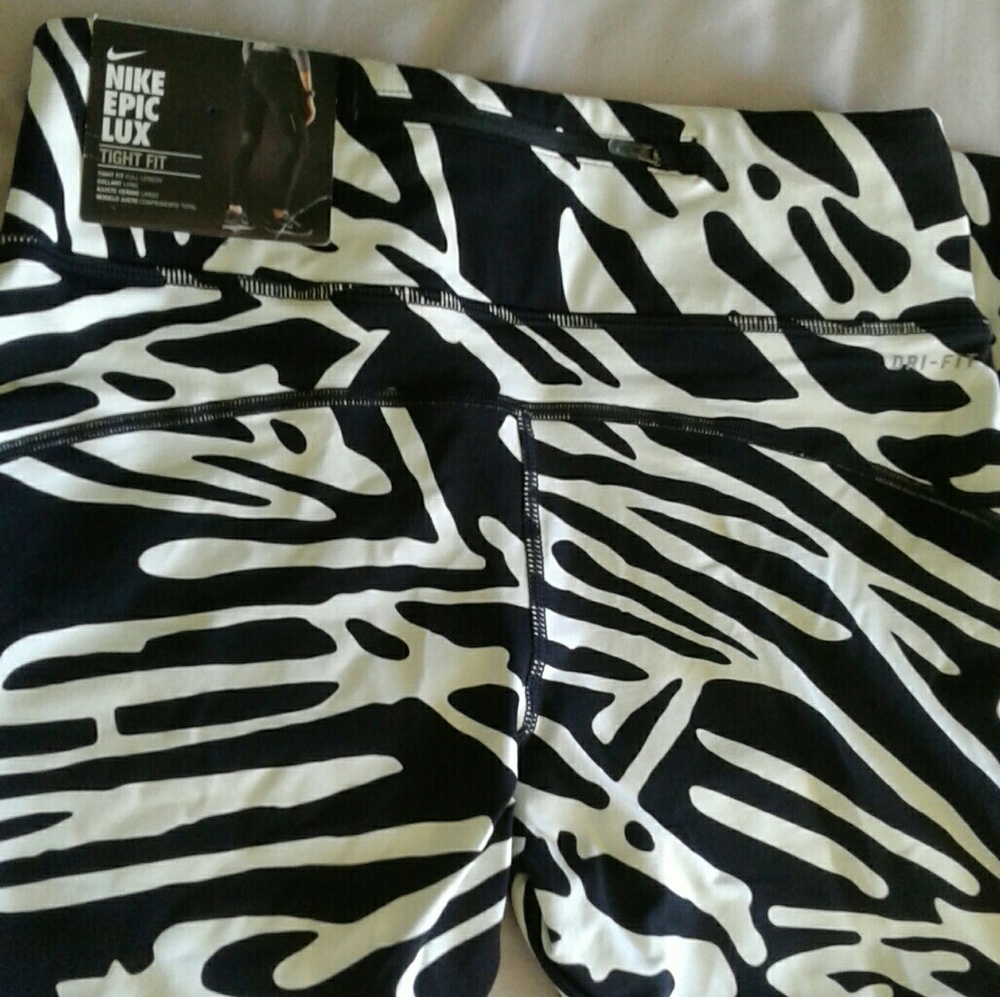Nike Epic Lux Tight Fit NWT size S - Picture 4 of 8